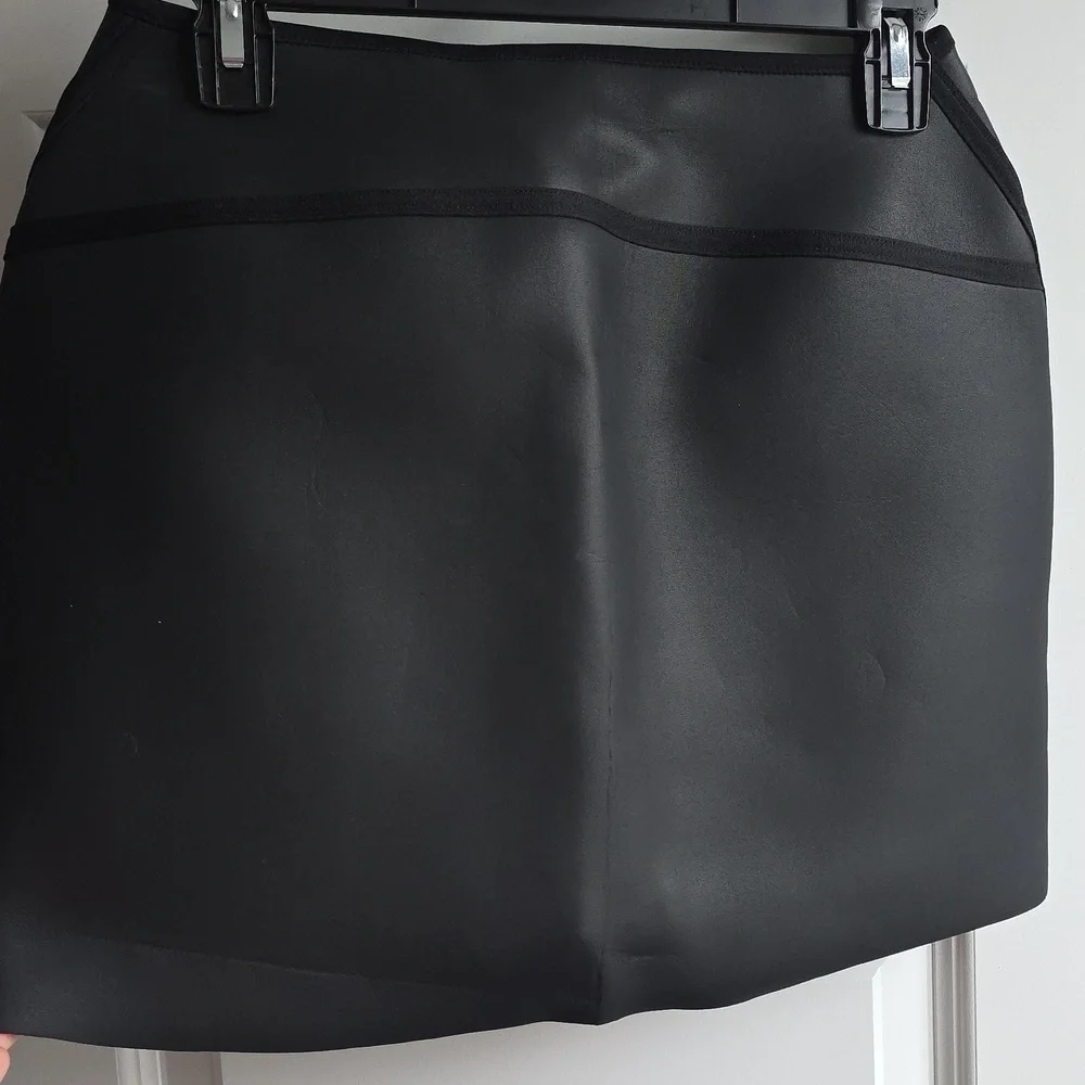 SKIMS onyx Rubberized Front Zip Scuba Mini Skirt Large G166